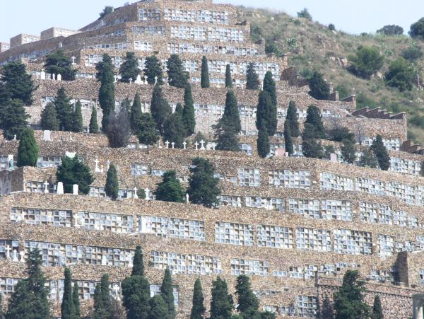 Bergfriedhof vor Barcelona